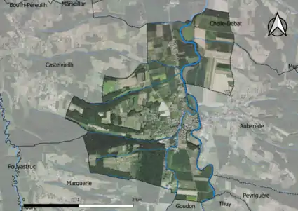 Photo aérienne en couleurs de la commune.