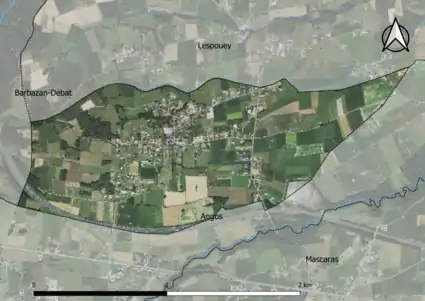 Photo aérienne en couleurs de la commune.