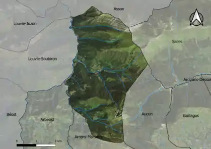 Photo aérienne en couleurs de la commune.