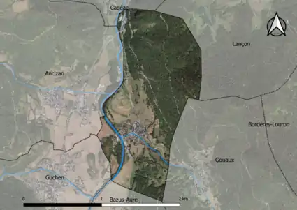 Photo aérienne en couleurs de la commune.