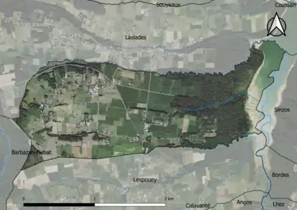 Photo aérienne en couleurs de la commune.