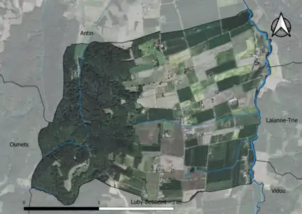 Photo aérienne en couleurs de la commune.