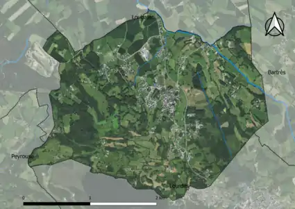 Photo aérienne en couleurs de la commune.