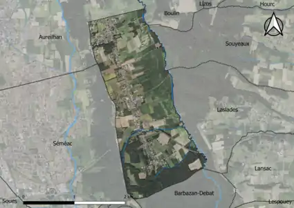 Photo aérienne en couleurs de la commune.