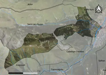 Photo aérienne en couleurs de la commune.