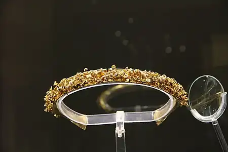 Diadème en or, grenats, cornalines. Tombe de Canosa, IVe siècle av. J.-C.