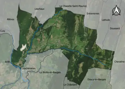 Photo aérienne en couleurs de la commune.