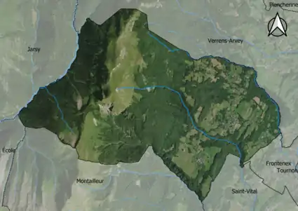 Photo aérienne en couleurs de la commune.