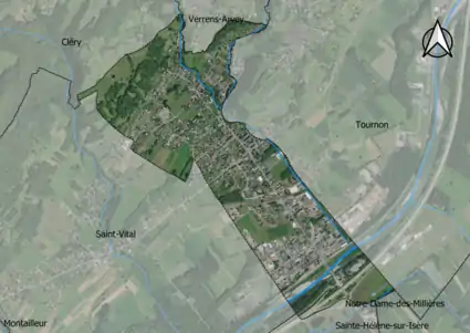 Photo aérienne en couleurs de la commune.