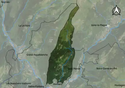 Photo aérienne en couleurs de la commune.