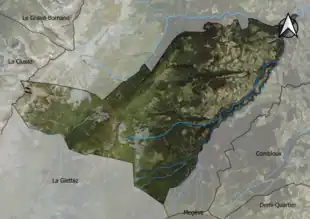 Photo aérienne en couleurs de la commune.