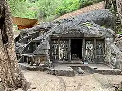 Les temples troglodytiques de Bhairavakona, dans le massif des Nallamala. Taillés entre le VIIe siècle et le VIIIe siècle.