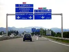 Utilisation dans un échangeur autoroutier : Paris est atteinte par l’autoroute A 71 ; Montpellier est indiquée par l’autoroute A 75.