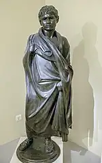 Statue d'un jeune homme, probablement un jeune intellectuel, auquel sa patrie a voulu rendre hommage après sa mort prématurée. Bronze, H. 1,40 m. Ier siècle AEC. Héraklion MArch