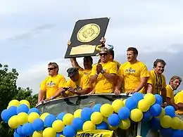 Défilé de l'équipe championne de France de rugby à XV 2010 avec le bouclier de Brennus