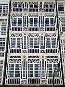 Balcons couverts typiques de l'architecture locale.