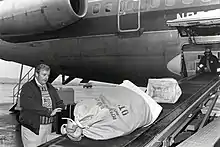 Un employé du DSS s'occupant du courrier diplomatique américain en janvier 1985 à l'aéroport Dulles de Washington.