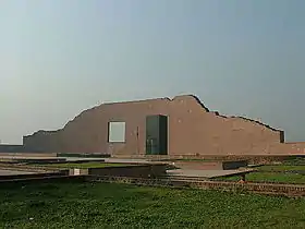 Le mémorial des intellectuels martyrs (en) à :Rayer Bazaar (en), Dacca au Bangladesh.