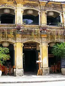 Une façade à arcades, marquée par le passage du temps.