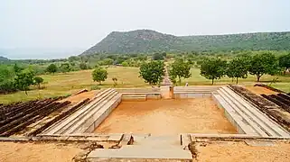 Vue en hauteur sur l'amphithéâtre de Nagarjunakonda, l'ancienne Vijayapuri, site archéologique de la capitale des Ikshvaku (IIIe siècle et IVe siècle).