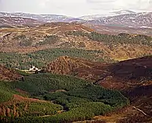Le château entouré de collines au cœur du domaine royal.