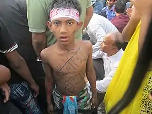Manifestant en 2013 demandant la peine de mort pour les criminels de guerre de 1971