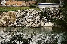 Restauration inappropriée des berges (aval de Lumbres).