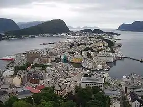 Ålesund vu de la colline Aksla. L'île au milieu est Aspøya.