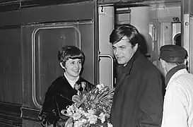 Jean Sorel et Ferrero à la gare centrale d'Amsterdam.