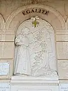 Le bas relief signé Armand Bloch.