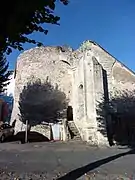 Photographie en couleurs d'une tour semi-cylindrique accolée à un mur.