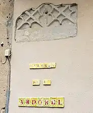 Pierres issues de l'abbaye et incluses dans la salle des fêtes d'Augmontel