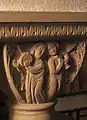 Chapiteau de la crypte de la chapelle. Anges musiciens.