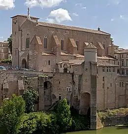 Photographie montrant l'abbaye Saint-Michel de Gaillac en briques roses. (vue de la rive opposée du Tarn)