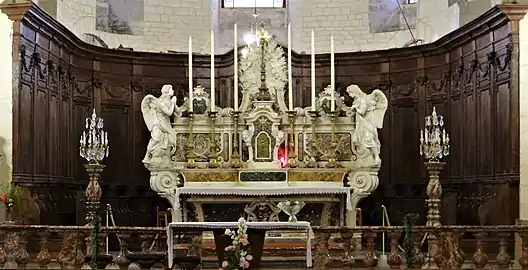 Le maître-autel et les stalles.