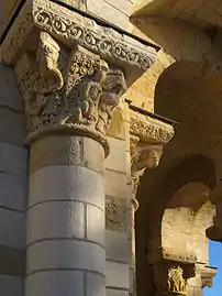 Vue rapprochée d'un des chapiteaux de la tour-porche consacrés à l'Apocalypse de l'abbaye de Saint-Benoît-sur-Loire