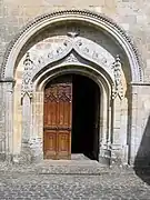 Le porche de l’église abbatiale.