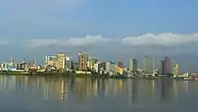 Immeubles au bord de la Lagune Ebrié à Abidjan