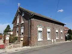 Des habitations groupées par deux.