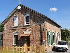 Des habitations groupées par deux.