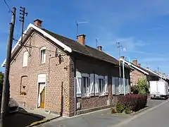 Des habitations groupées par deux.