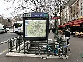 Accès principal à la station, place Félix-Éboué.