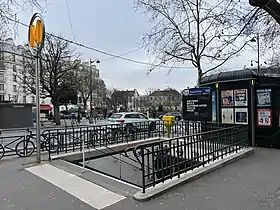 Entrée de la station sur le boulevard de Reuilly.