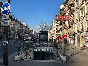Accès à la station depuis le boulevard du Temple, côté pair.
