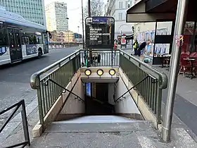 Entrée de la stationprès du débouché de la rue de la Gaîté.