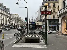 Accès à la station Grands Boulevards sur le boulevard Poissonnière.