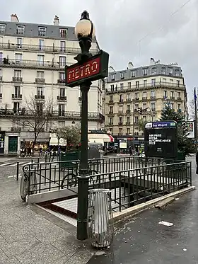 L'un des accès de la station.