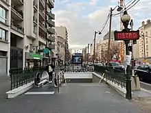 Bouche de métro sur l'avenue d'Italie.