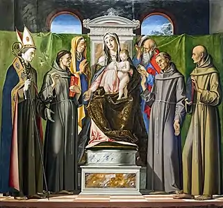 Image d'une peinture  avec au centre la Vierge à l'Enfant sur le trône entourée symétriquement de deux groupes de saints : à gauche, Louis de Toulouse, Antoine de Padoue et  Anne et à droite, Joachim, Bernardin et François de Sienne, tous tournés vers le centre. En arrière-plan, sur le haut, de part et d'autre du haut dossier du trône derrière lequel tombe lourdement le rideaux, deux demi cylindres laissent paraître deux petits fragments d'un ciel froid et nuageux.