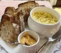 Accompagnement de la soupe de poisson dont la sauce rouille.